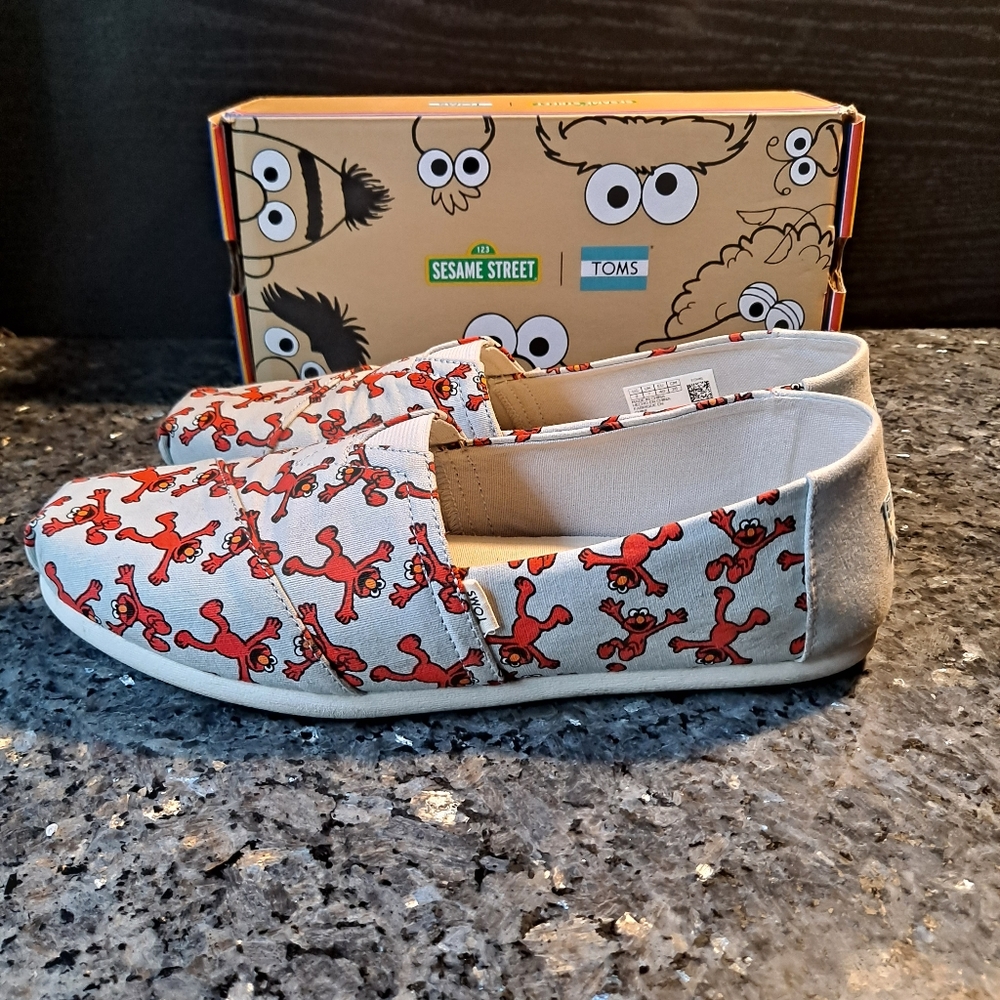 Woman Elmo toms